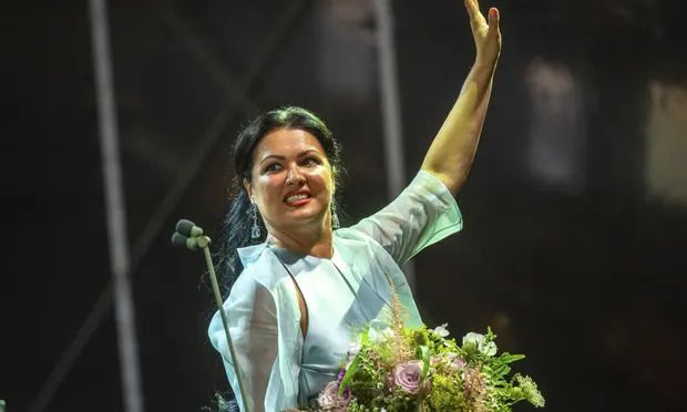 2022年7月，俄羅斯女高音涅翠布柯在德國雷根斯堡的路德維希堡節期間，於舞台上揮手致意。照片來源／AP