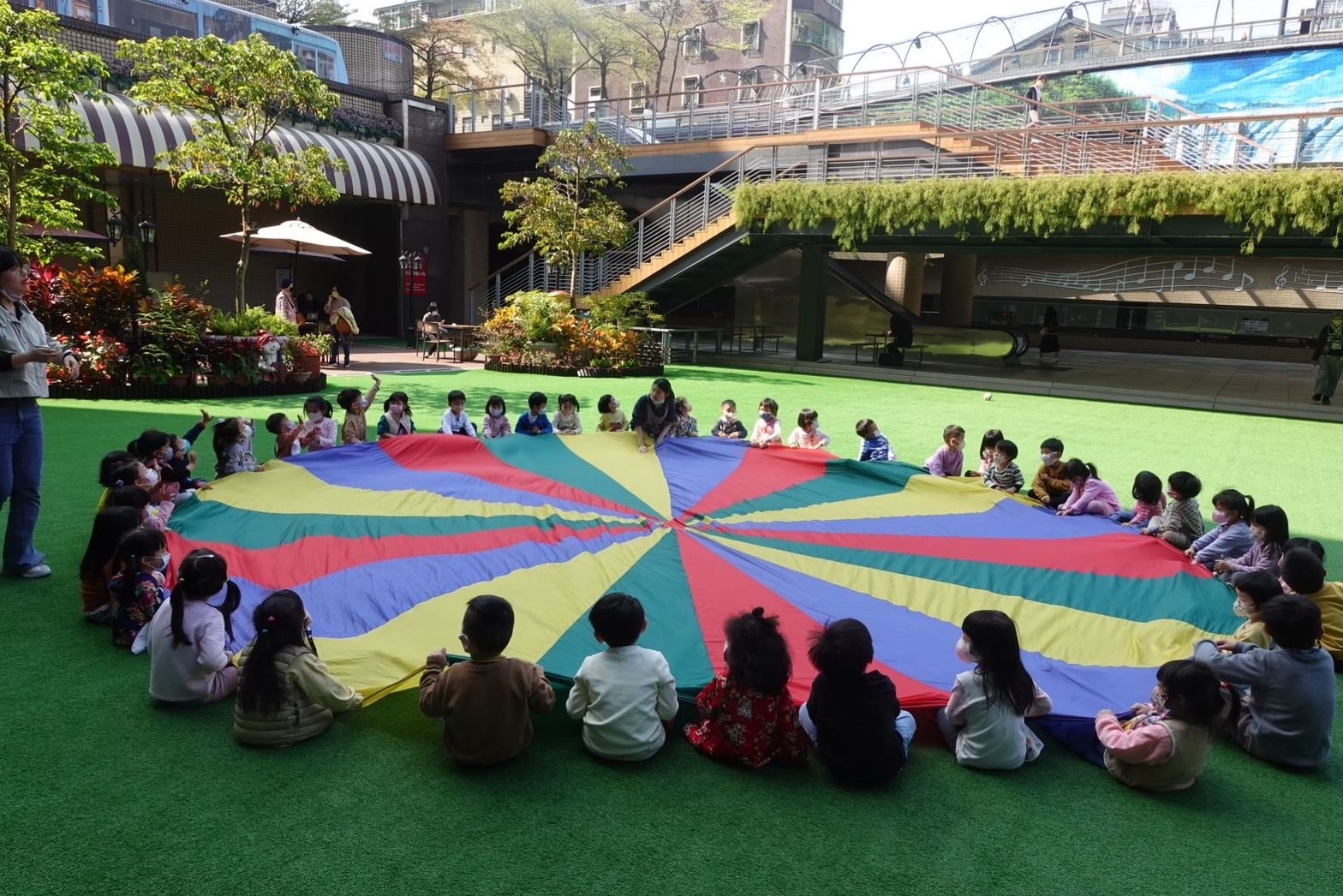 台北捷運職場互助教保中心主任郭蕙琪表示，老師可透過運動的方式消耗小孩的精力，累了自然就想睡。（照片提供／北捷教保中心）