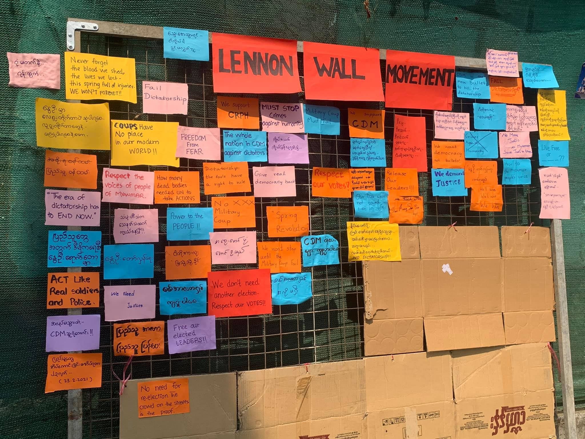 緬甸抗爭者仿效香港連儂牆行動，在街頭以便利貼表達訴求，（圖／Lennon Wall in Myanmar 臉書粉絲專頁）