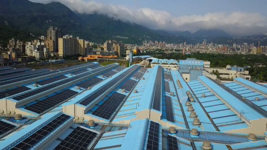 台北捷運公司將北投機廠屋頂出租給太陽能業者，是台北市最大發電量最多的太陽光電電廠。