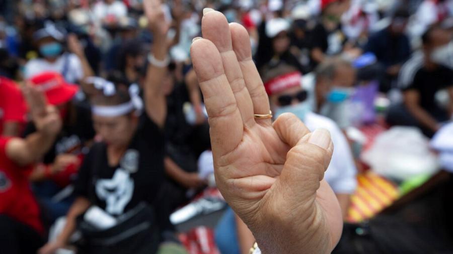 在曼谷街頭的示威活動中，參與民眾高舉三指，表達對政府的不滿，其中三指抗爭手勢源自電影飢餓遊戲。（圖／美聯社）