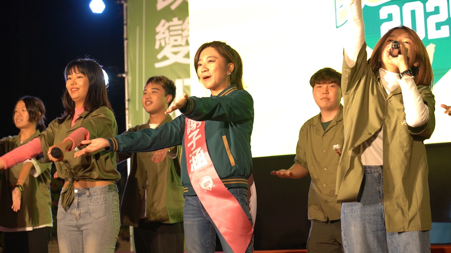 民進黨國務青應援團與台中第三選區立委候選人謝子涵同台跳舞。