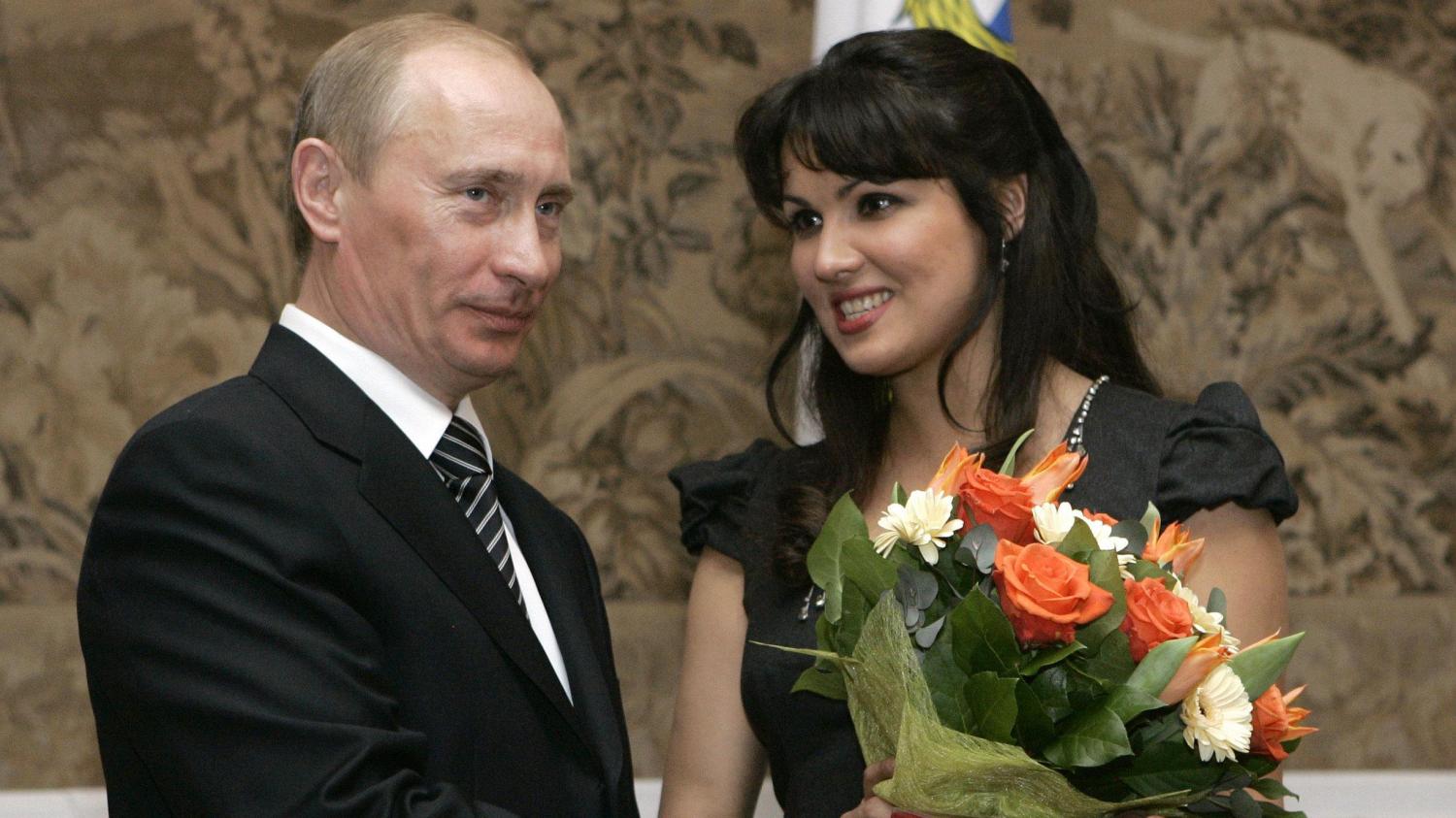 2008年，俄羅斯女高音涅翠布柯獲頒「俄羅斯人民藝術家」頭銜，總統普丁向她表示祝賀。照片來源／AP