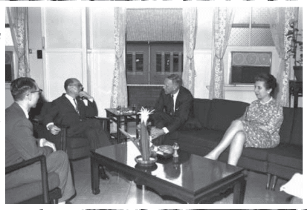 前行政院長嚴家淦接見聯合國都市計畫小組孟松伉儷。（資料來源／1967年行政院新聞檔案）