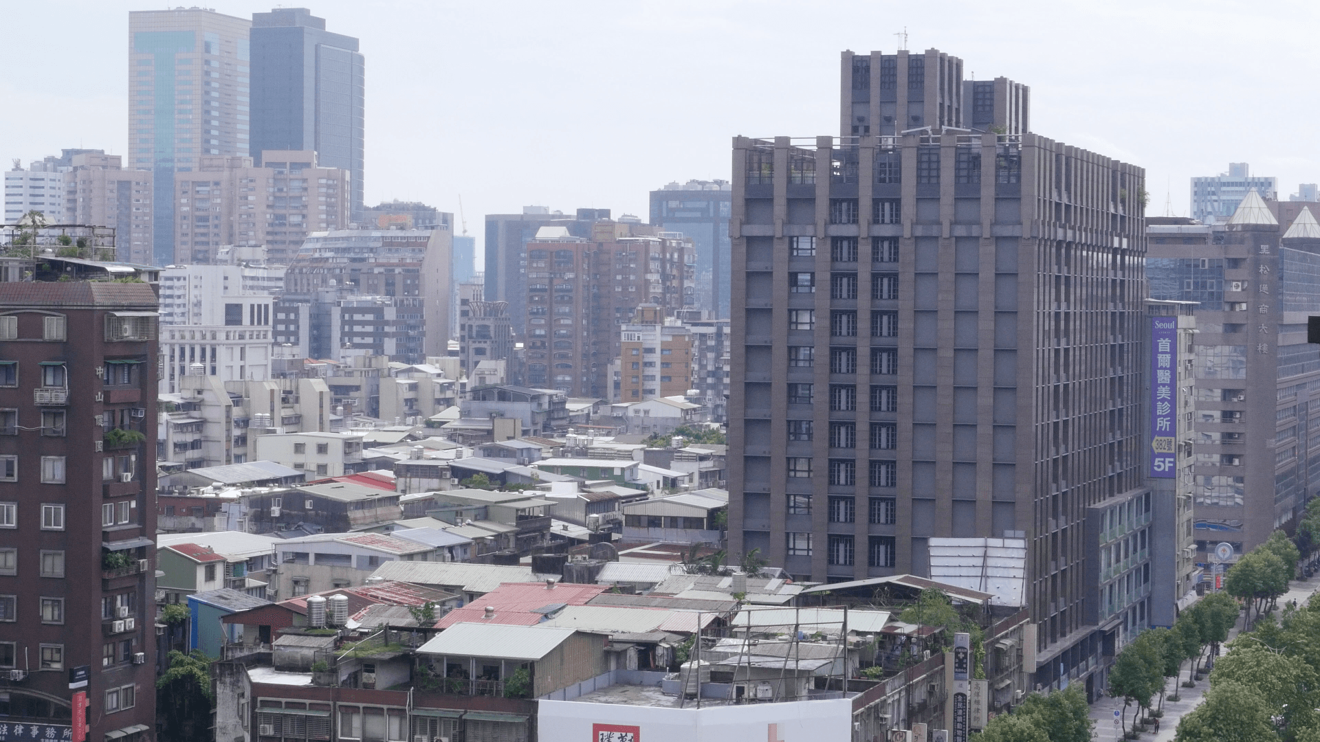 從高處望向台北市區，一整片頂樓加蓋與高樓相互林立。（攝影／李金龍）