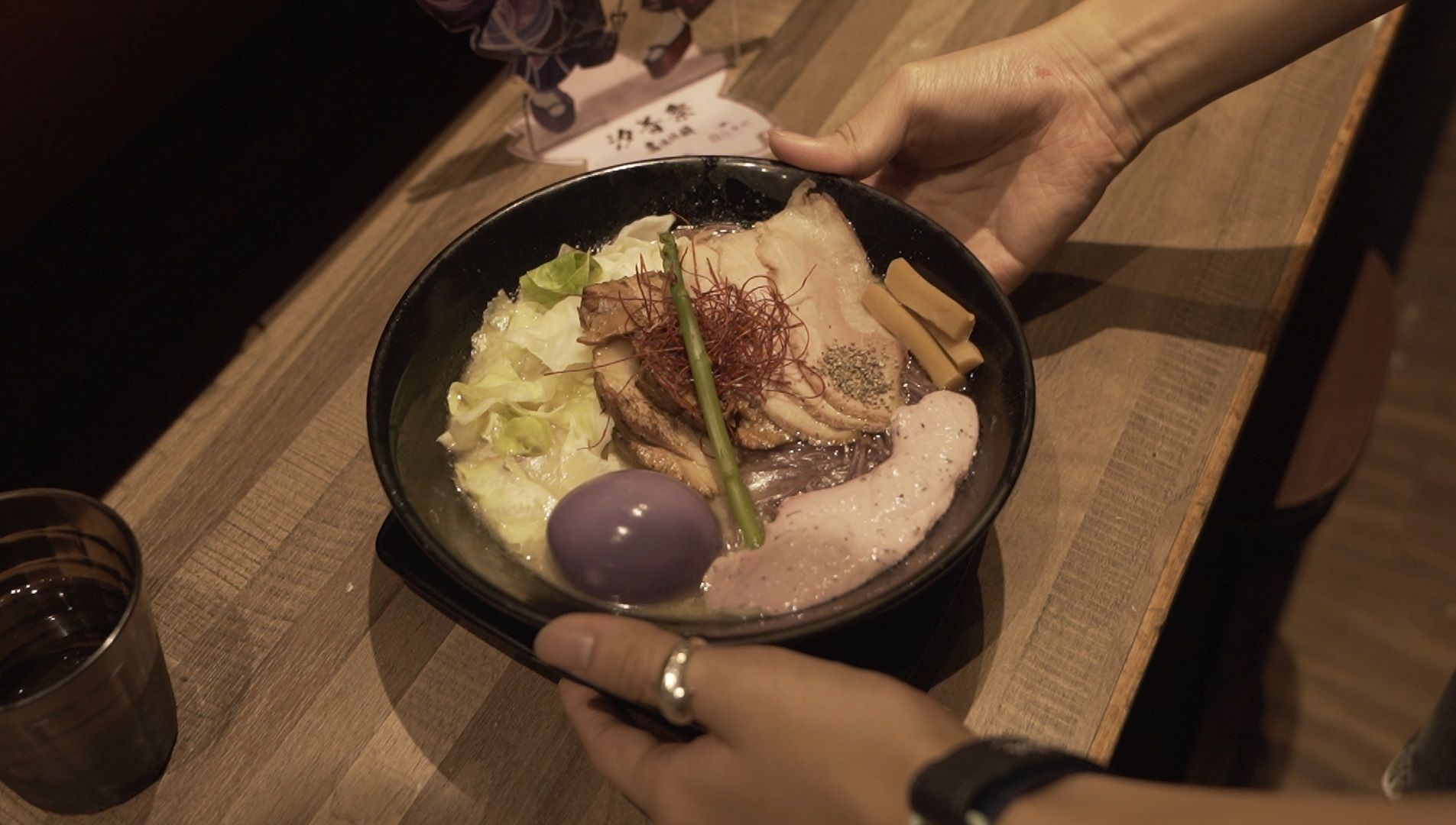 汐音祭活動的拉麵是用蝶豆花、藍莓醬等原料所研發出紫色印象的特製拉麵。