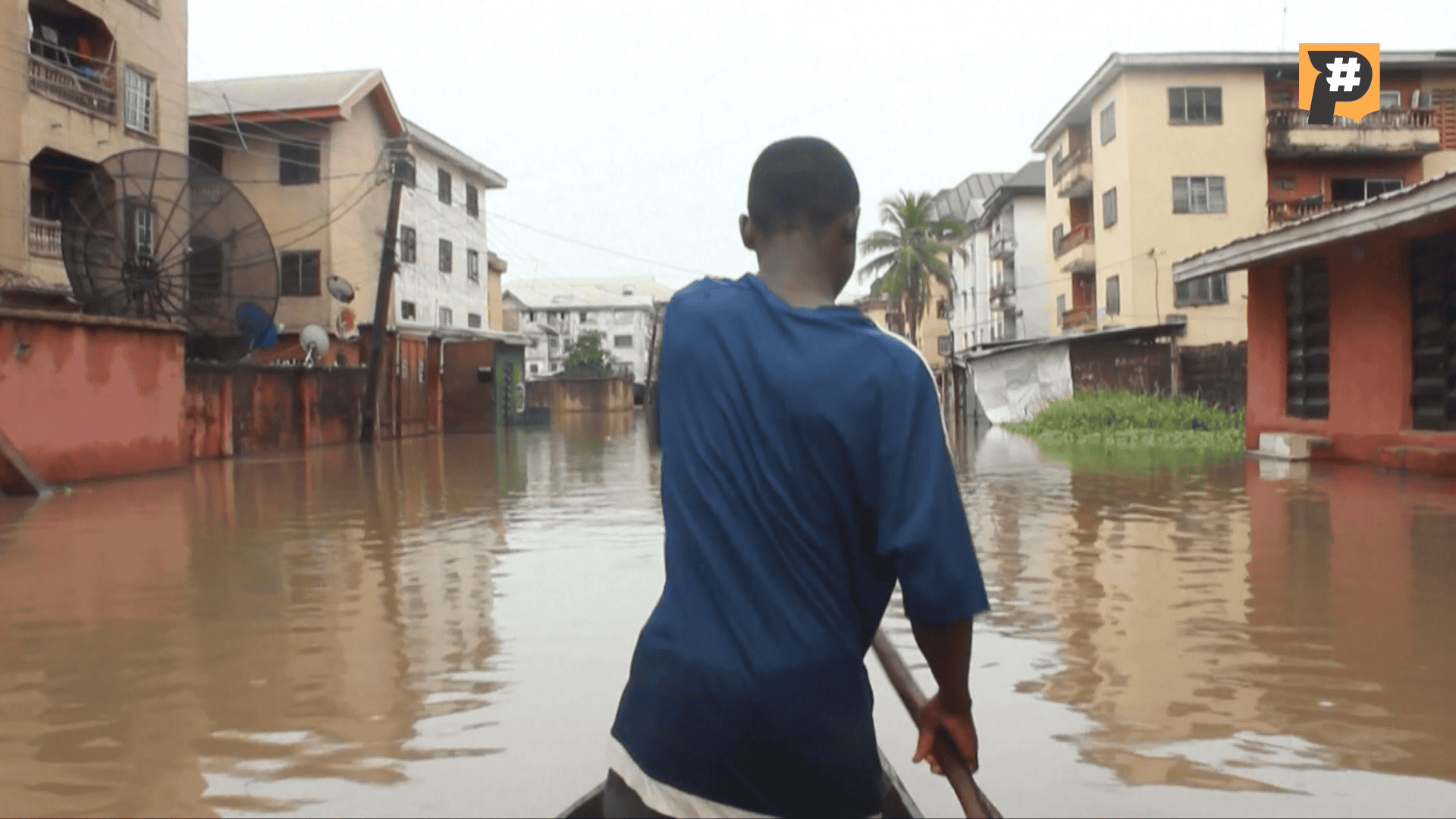 2022年剛果洪災釀至少釀169人喪命，洪水淹沒道路，居民只能坐在小船上划槳通行。（圖／公視資料畫面）
