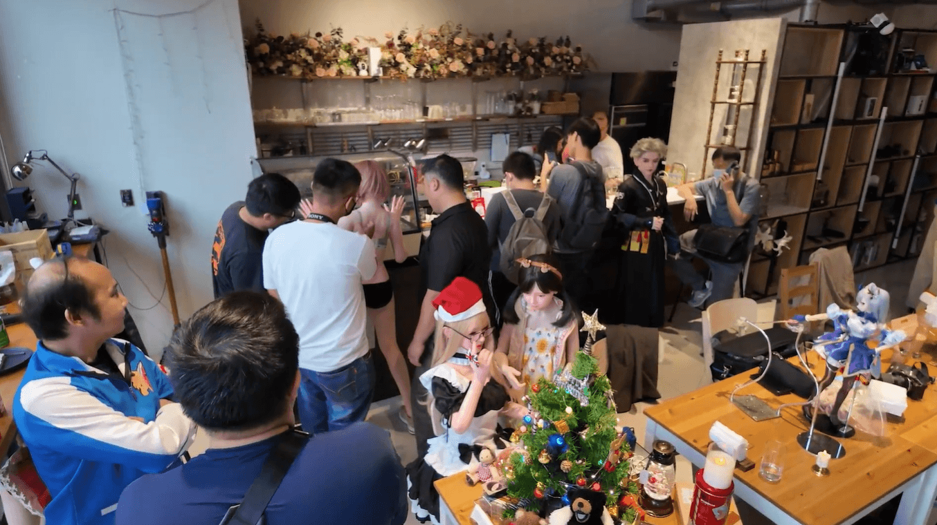 台灣人形藝術協會在咖啡廳舉辦娃友聚會。