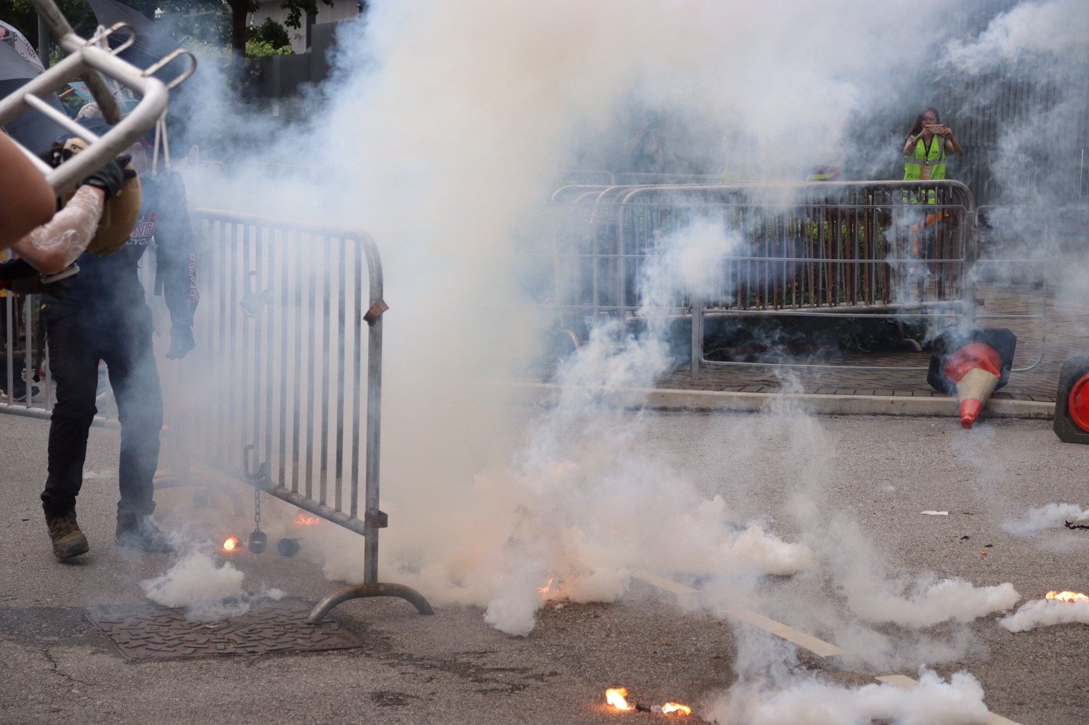 港警武力驅散示威民眾 記者中催淚彈
