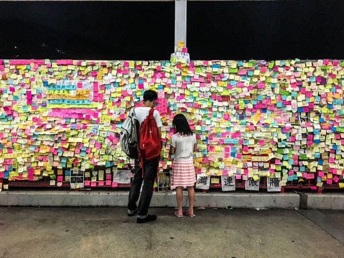 荃灣的「連儂牆」分佈於鄰近地鐵站多幾個地方，牆上貼滿了寫有感想、標語的「便利貼」。有家長帶子女路過，一起寫下感想，張貼於牆上。