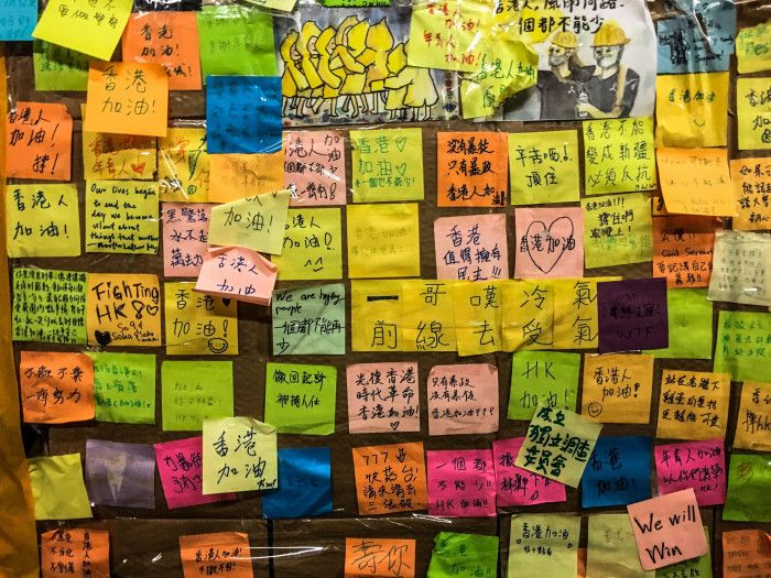 荃灣一處連儂牆上的內容，多數市民寫有「香港加油」、「成立獨立調查委員會」等字句，也有字句包括指責警員使用過度武力，以及特首莫視民意。
