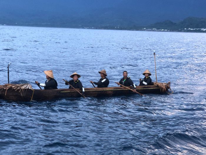 划手們在海上航行中（圖片來源：國立台灣史前博物館）