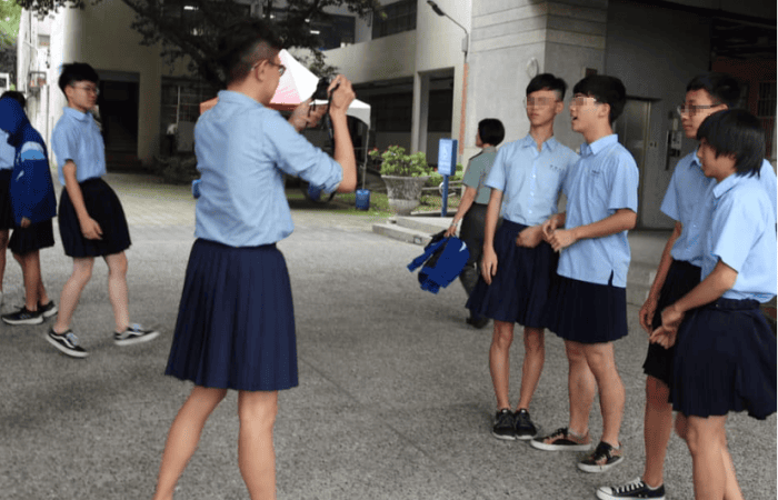 板橋高中學生在男裙週穿裙合照。(板中學生會提供)