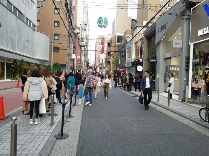 在大阪街頭，黑糖珍奶讓當地人大排長龍購買（作者提供）