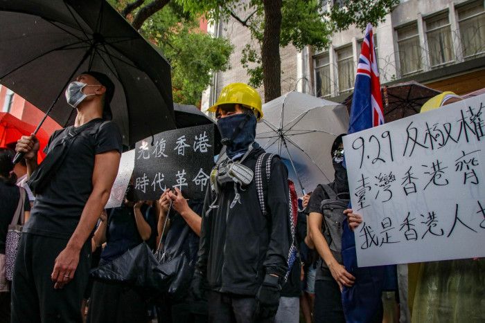 在台灣念書的港生Ivan，在遊行這一天仍然戴著面罩，他在「反送中」積極參與運動，但是對政制和港府非常失望，正考慮移民。