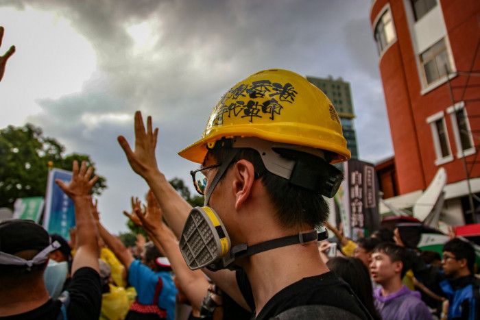 遊行民眾舉起「五」的手勢，以聲援香港並表明「五大訴求，缺一不可。」