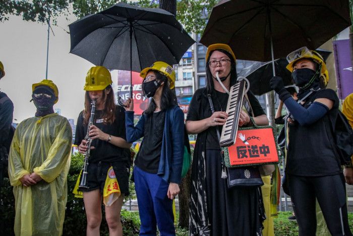遊行人士吹奏由「反送中」運動抗爭者創作的《願榮光歸香港》，這首歌被封為香港「國歌」。