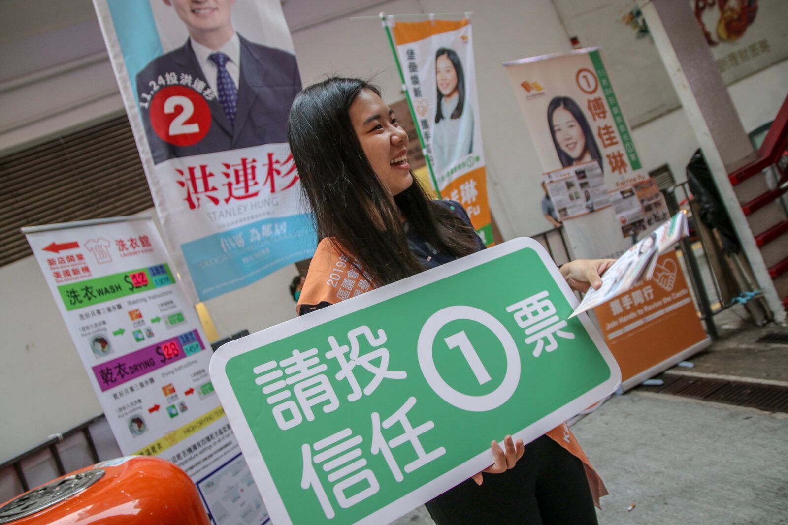 23歲香港區議員參選人：他們有票，像鐵一樣踢不掉