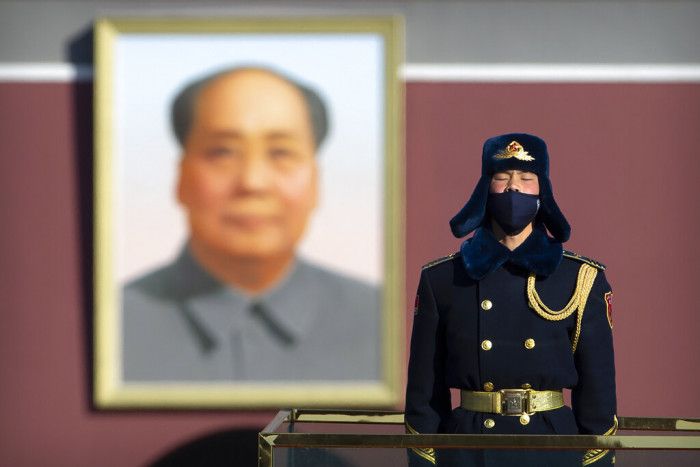北京天安門廣場上戴著口罩的解放軍人（圖／AP）。