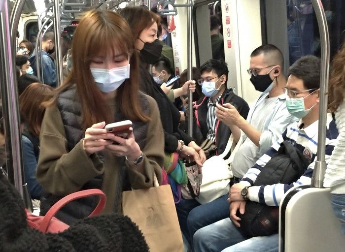台北捷運車廂內，大多數民眾為防感染都戴口罩。（來源：美聯社）