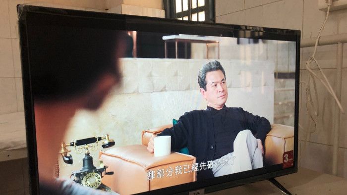 士賢在病房內用客戶送來全新的螢幕，追韓劇《愛的迫降》。