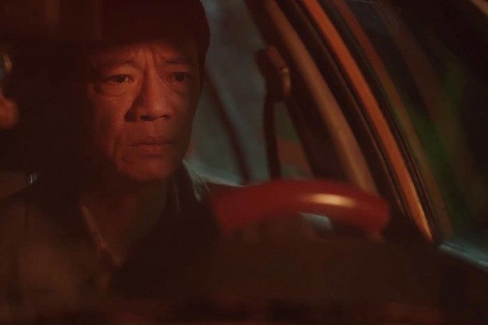 吳朋奉在《第一響槍》飾演計程車司機，從各類型乘客對生活的控訴、妥協及反思，窺視社會的百態。