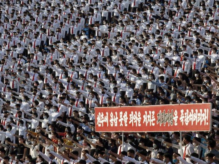 北韓學生、教師、體育國手等各界人士紛紛走上平壤街頭，抗議脫北者施放「氣球傳單」。（美聯社/AP）