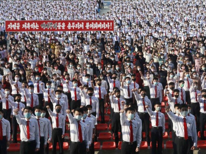 北韓學生、教師、體育國手等各界人士紛紛走上平壤街頭，抗議脫北者施放「氣球傳單」。（美聯社/AP）