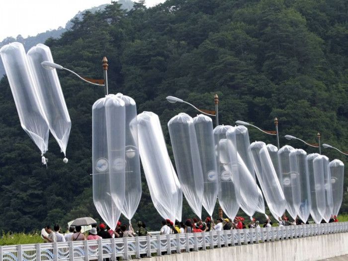 脫北者的「氣球傳單」攻勢由來已久，早在10年前，南韓保守派份子就會集結脫北者，在邊境施放氣球，氣球內放置物資以及傳單，宣傳南韓的進步與美好。（美聯社/AP）
