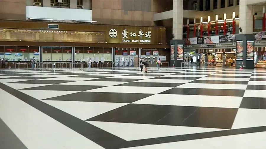 網友號召「坐爆」台北車站大廳  台鐵究竟哪裡惹民怨？