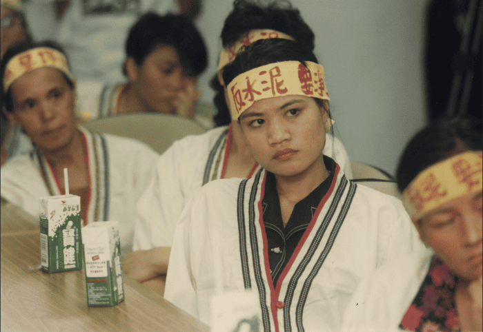 1993年花蓮縣秀林鄉和平的太魯閣族人，北上到工業局抗議反對「水泥東移」政策。（圖／公視記者 柯金源）