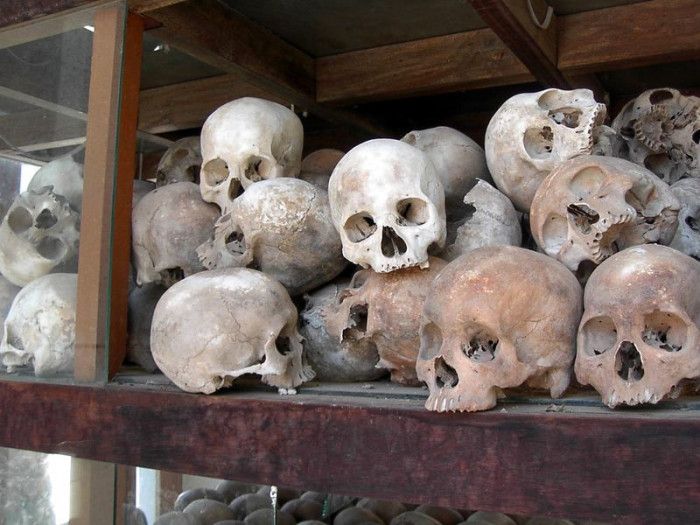 「紅色高棉」時期受害者的頭顱，在柬埔寨的博物館展示出來。（圖取自維基共享資源）