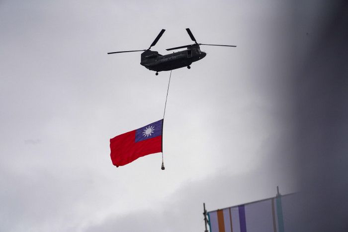 CH-47SD 契努克直升機吊掛巨幅國旗進場。攝／梁駿樂