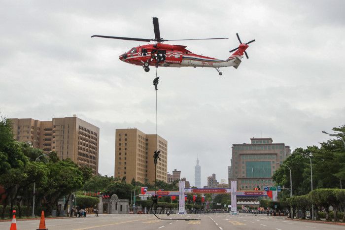 今年雙十慶典首次有 UH-60M 黑鷹直升機垂降到總統府前。攝／梁駿樂