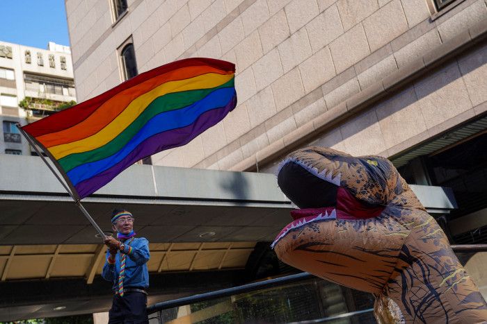 台灣同性婚姻釋憲案的聲請人祁家威長年參與同志平權運動，今年亦手持彩虹旗出現於大遊行中。攝／梁駿樂