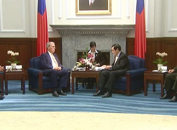 2012年2月1日，馬英九會見美國在台協會理事主席薄瑞光。