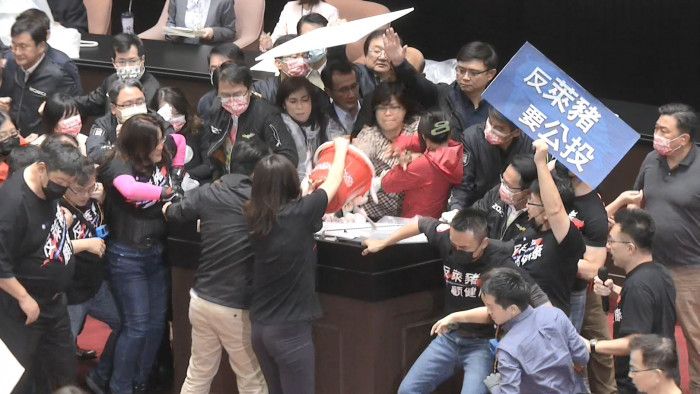 國民黨立委杯葛行政院長蘇貞昌進行施政報告，還在議場內潑灑豬內臟，朝野立委發生衝突。