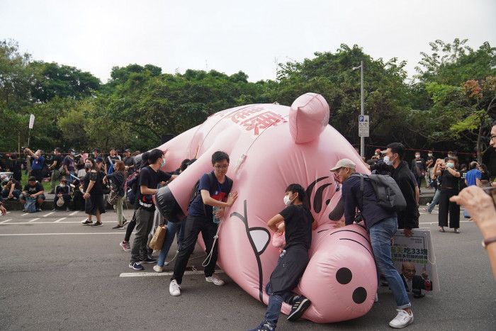 2020年11月22日的秋鬥大遊行，抗議民眾推倒充氣豬，表達反對萊豬進口。(圖／梁駿樂)