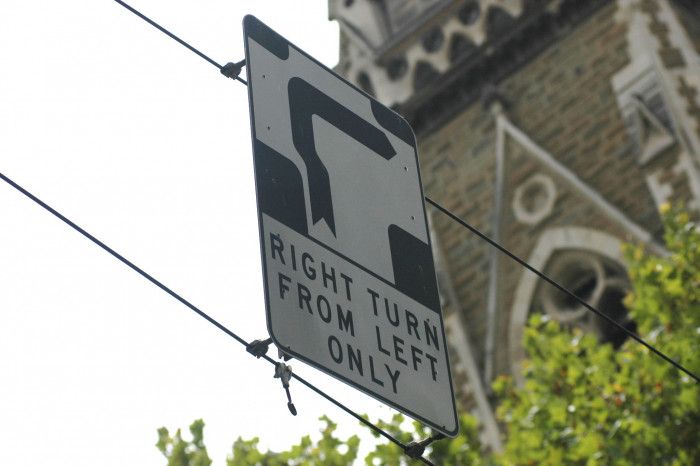 澳洲的「兩段式右轉」標誌牌，以往規定「所有」車輛須兩段式右轉以清空十字路口讓電車能順暢通過，但時至今日僅部分路口仍有此規定。圖／Nathan via flickr（CC BY 2.0）