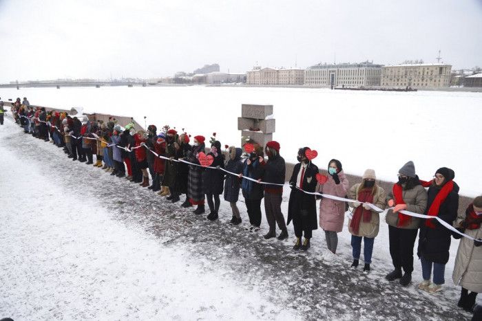 俄羅斯數百女性串起人鍊，聲援俄羅斯異議人士納瓦尼。（美聯社提供）