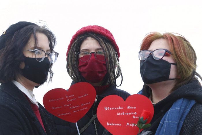 俄羅斯女性手拿愛心與玫瑰，聲援俄羅斯異議人士納瓦尼。（美聯社提供）