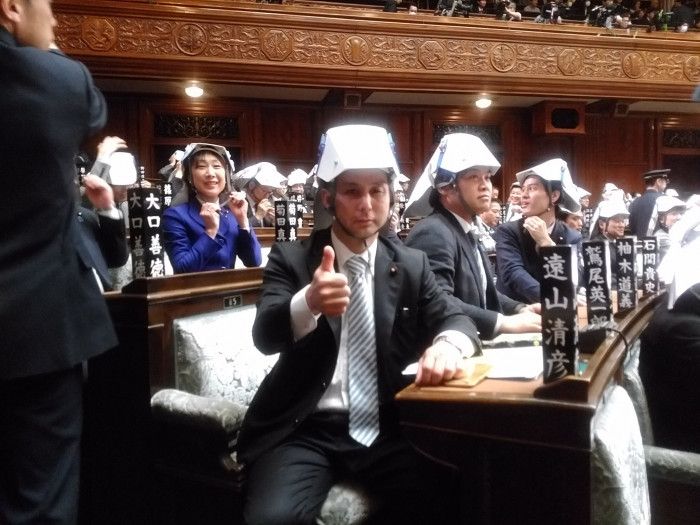 日本眾議院也定期實施防災演練，所有議員都要戴上折疊式安全帽。(圖片來源／前眾議院公明黨眾議員遠山清彥Twitter)