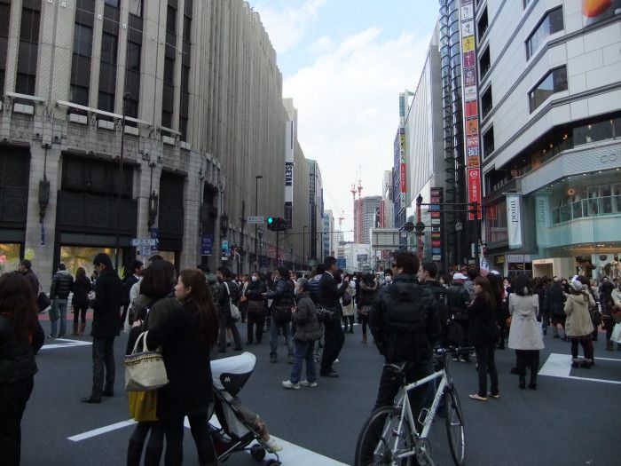 311大地震發生當時，東京新宿站附近的人群聚集到大馬路上避難。(圖片來源：Yahoo Japan 東日本大震災 写真保存プロジェクト)