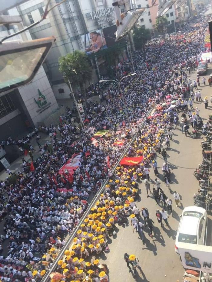 2021年2月22日「22222大罷工」行動，在緬甸第二大城曼德勒主要市區，示威人潮幾乎佔滿了主要街道。（圖／Hnin提供）