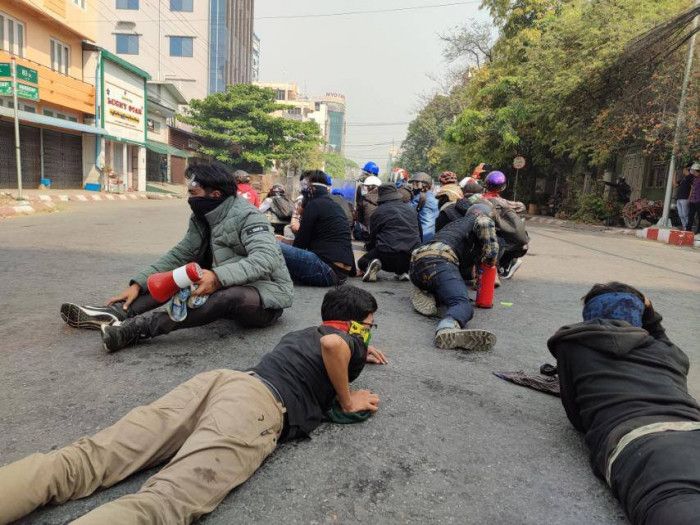 曼德勒的示威者匍匐在地，躲避警方催淚彈攻擊。 （圖／ABFSU提供）