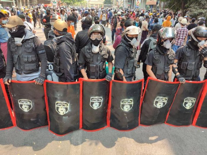 前線示威者全副武裝並自製盾牌，抵禦警力。 （圖／ABSFU提供）