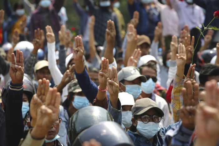 泰國抗爭者的三指手勢也出現在緬甸的示威行動中。 （圖／AP）