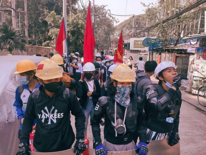 仰光街頭的前線示威者，全副武裝穿戴頭盔、防毒面罩與護具。 （圖／Hnin提供）