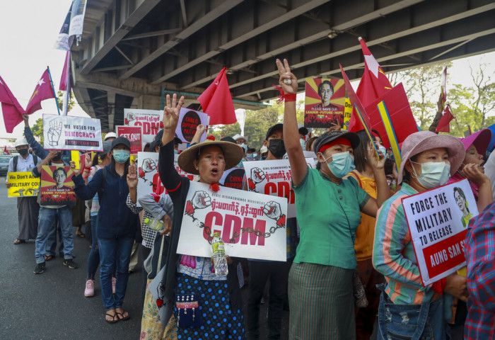 示威群眾號召民眾響應公民不服從運動（CDM）。 （圖／AP）