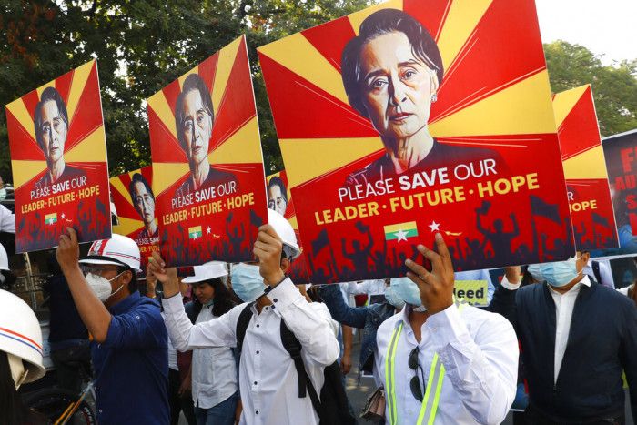 2月1日政變後，緬甸實質領導人翁山蘇姬遭軍方軟禁，引起民眾不滿。 （圖／AP）